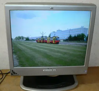 LCD monitor HP 17 palců, DVI, repro, otočný stojan