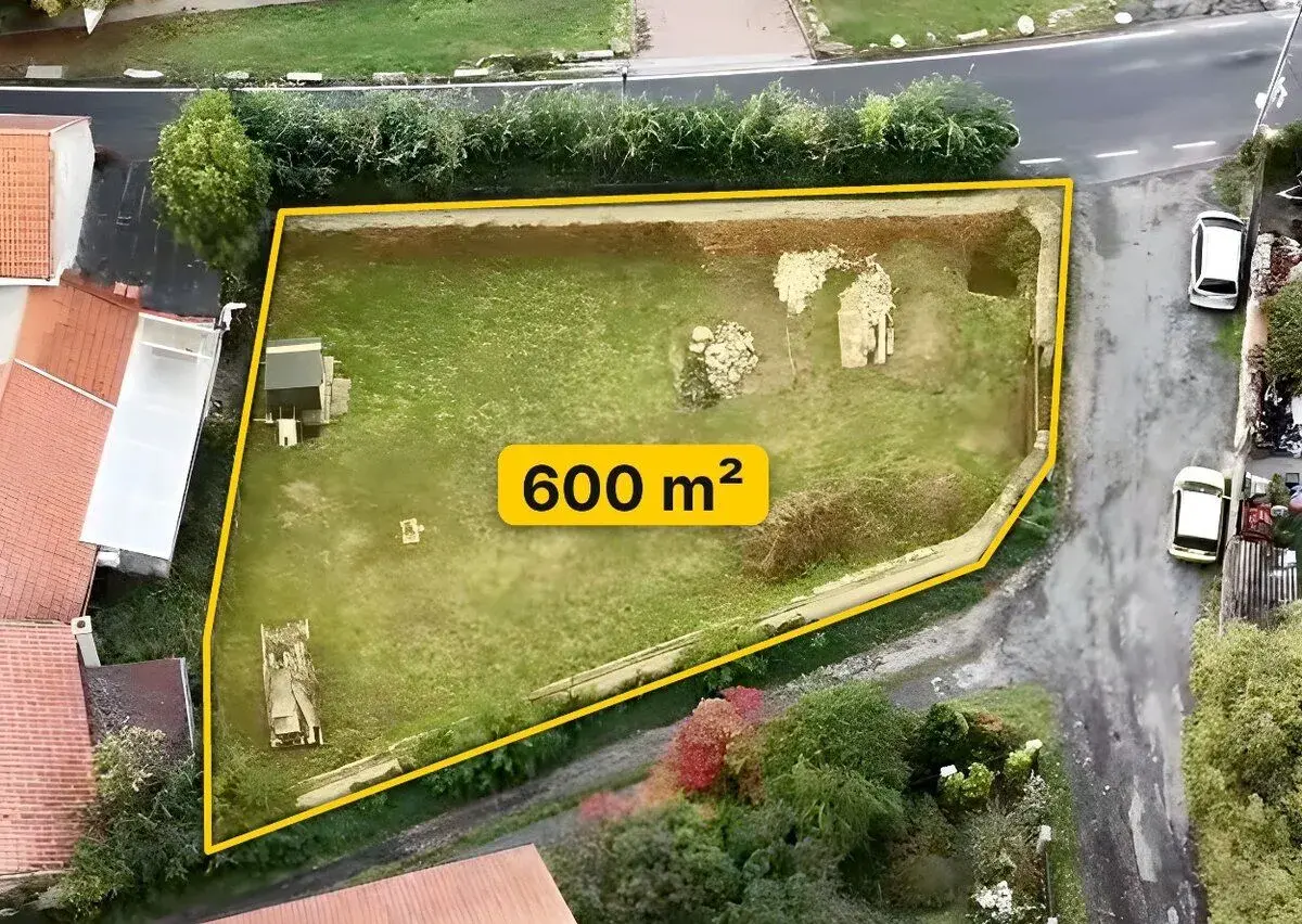 Stavební pozemek 600 m² se stavebním povolením + projekt RD