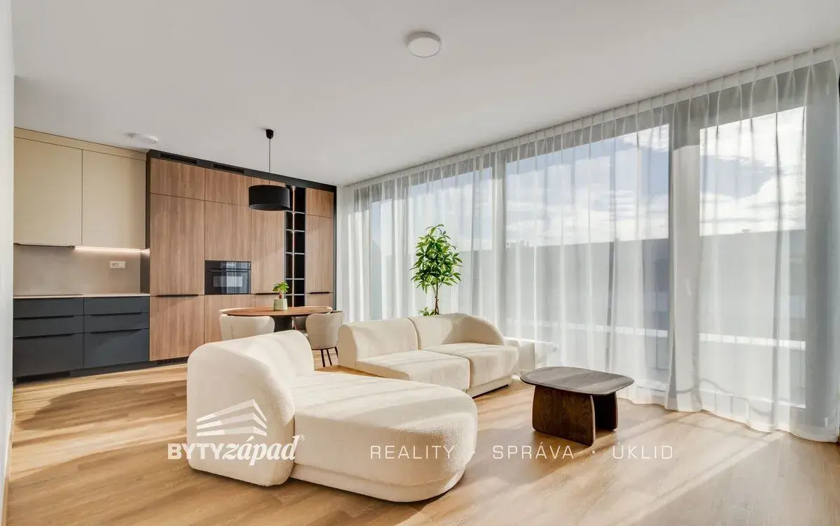 Pronájem plně vybaveného bytu 2+kk velikosti 54 m² s terasou
