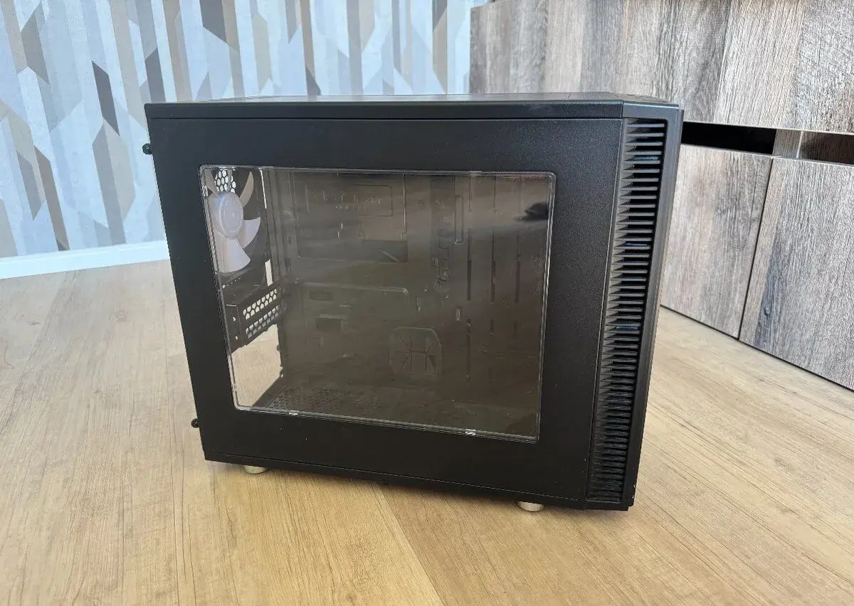 Fractal Design Define Nano S (window)