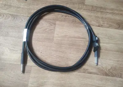 jako nové - různé druhy audio kabely , mikrofon , kytara atd