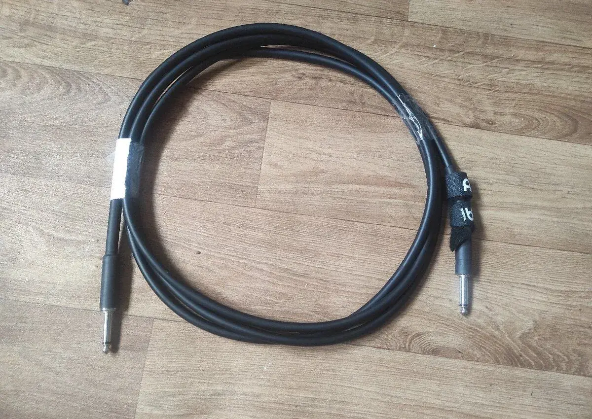 jako nové - různé druhy audio kabely , mikrofon , kytara atd