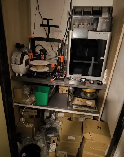Prusa Mk4, BambuLab X1c Combo + AMD, sušička Sunlu