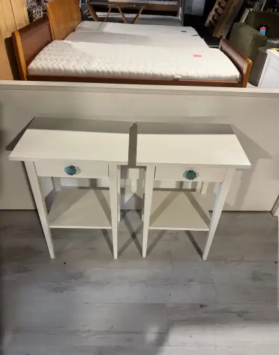 Hezké bílé noční stolky v lesku IKEA HEMNES
