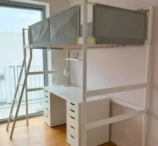 DOVOZ MOŽNÝ rok stará vyvýšená postel ikea. matrace.