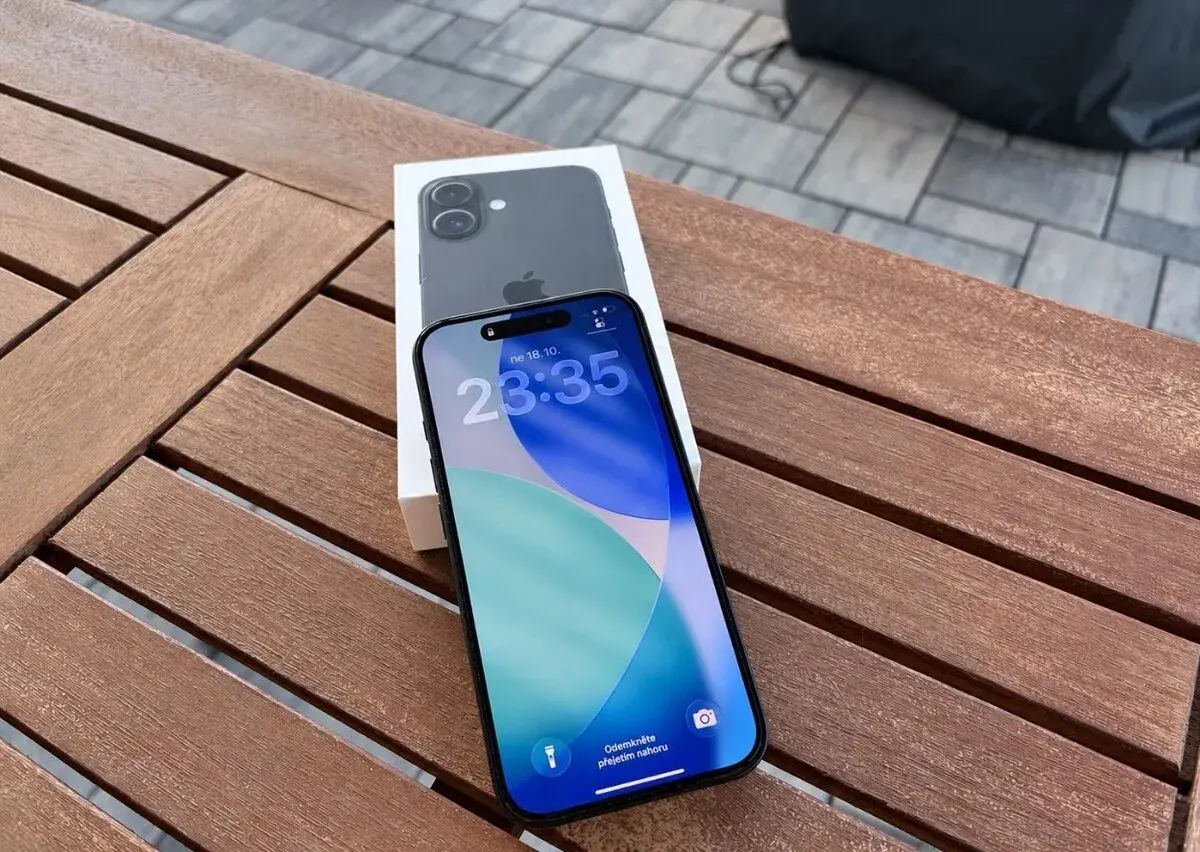 iPhone 16 Black 128GB v záruce, jako nový