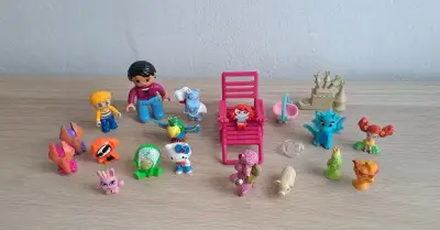 Mix různé figurky s lehátkem.