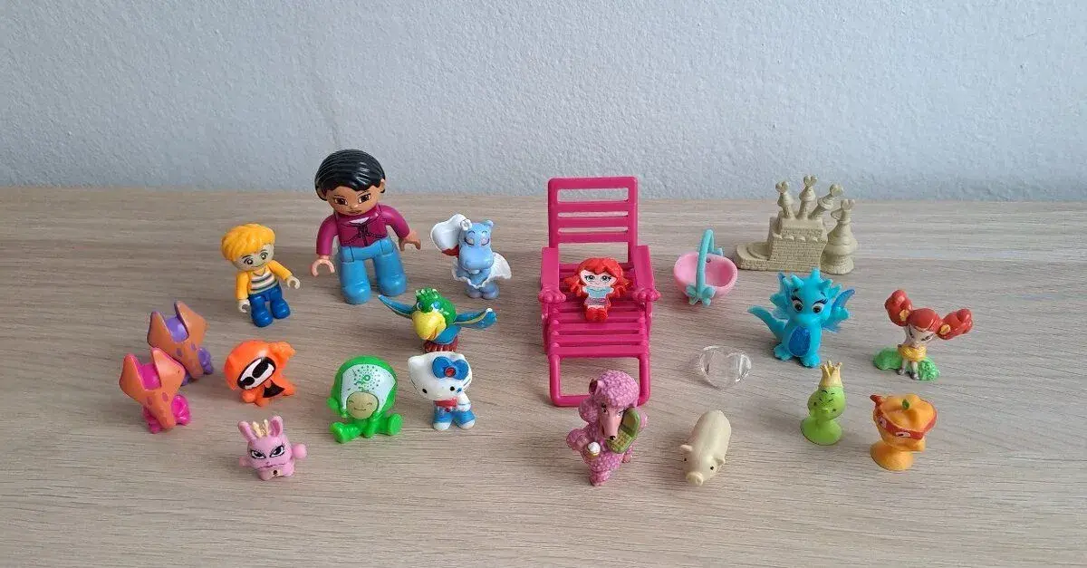 Mix různé figurky s lehátkem.