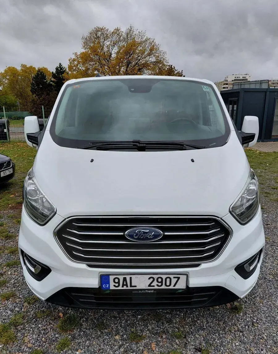 K pronájmu Mikrobus Ford Custom 9 míst k sezení krátká verze