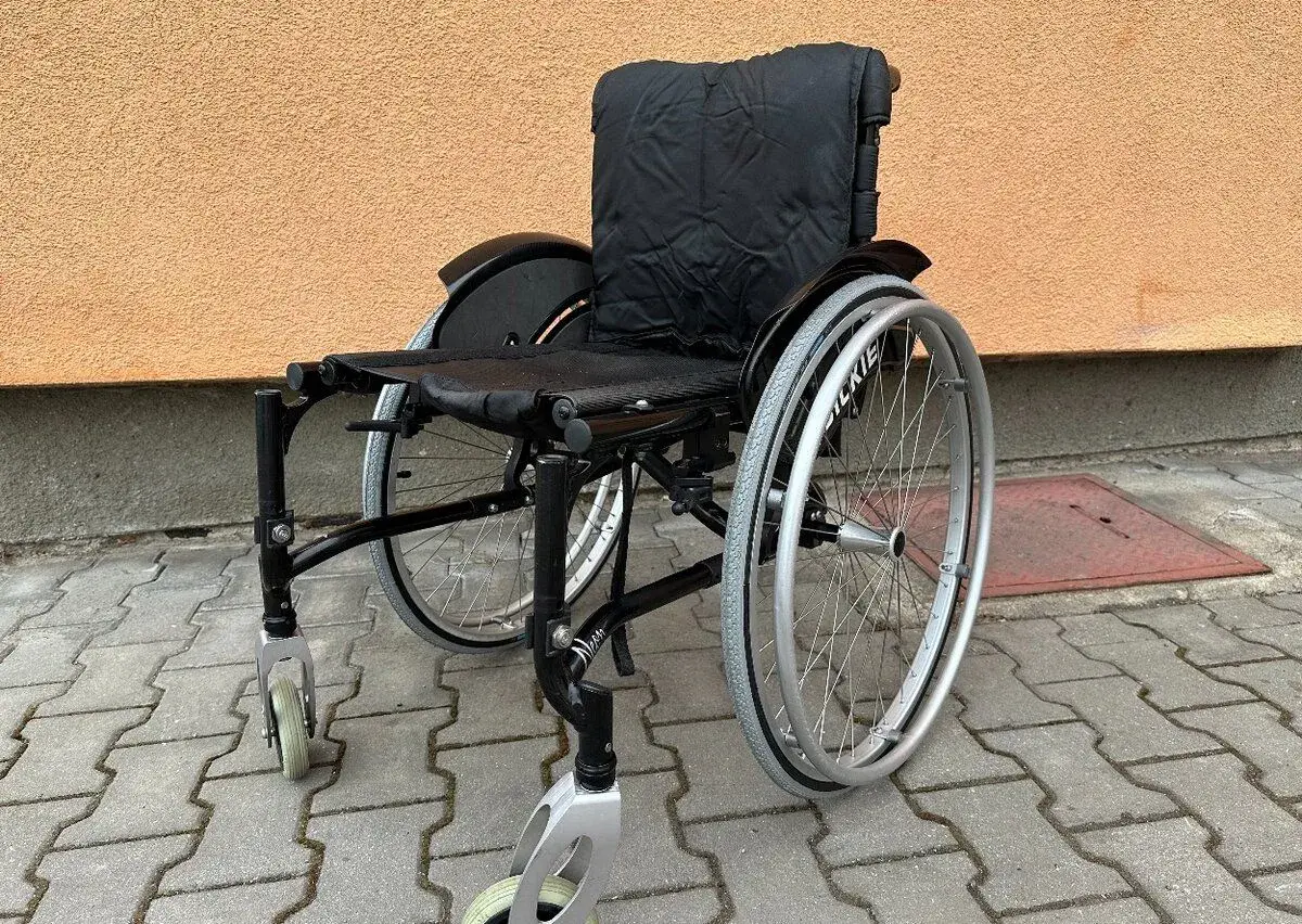 Invalidní vozík černý, nemá podnože, šířka sedu 43 cm