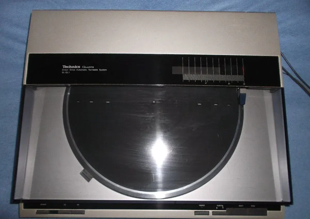Gramofon TECHNICS SL-QL1 s novou jehlou