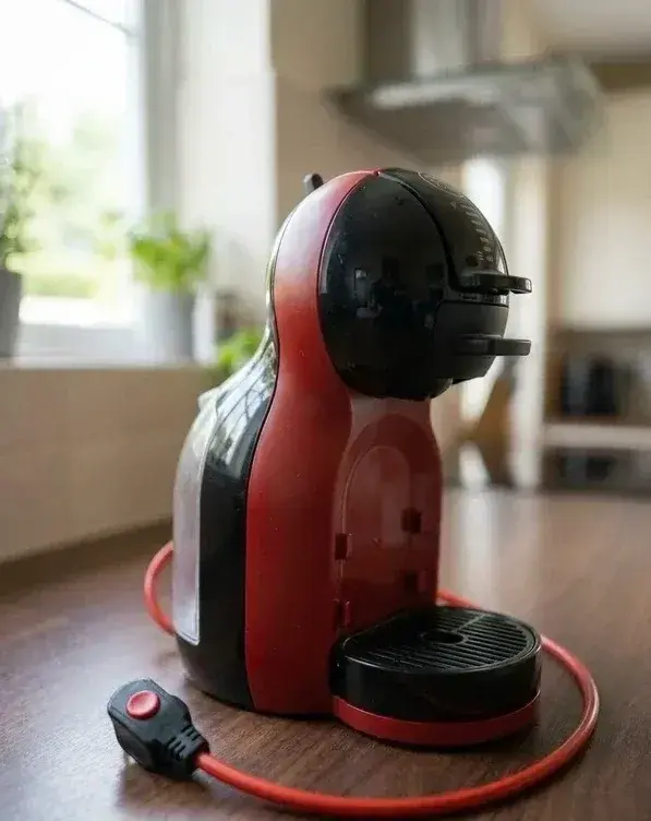 Kávovar na kapsle Nescafé Dolce Gusto červený