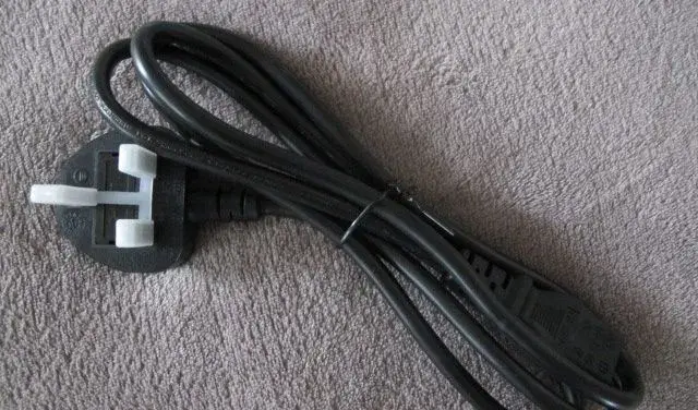napájecí kabel k PC s koncovkou UK