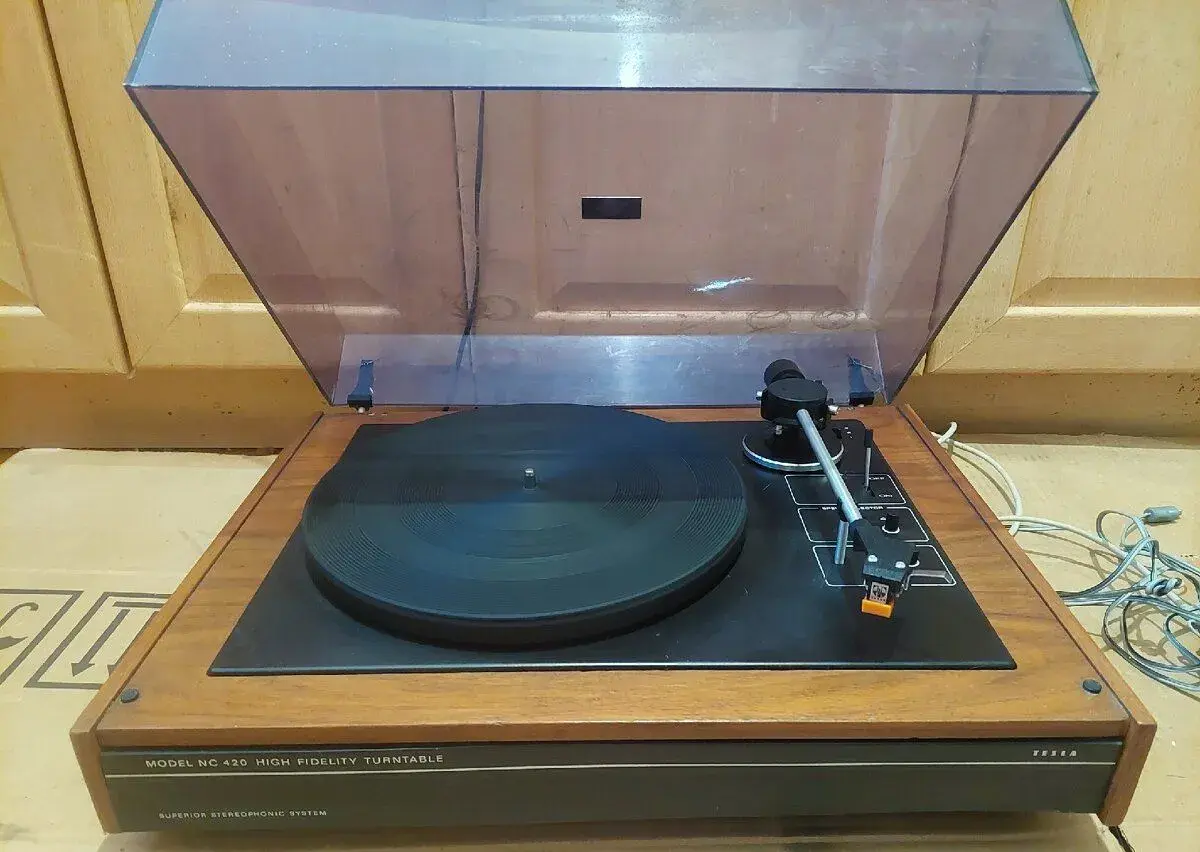 Gramofon Tesla nc 420