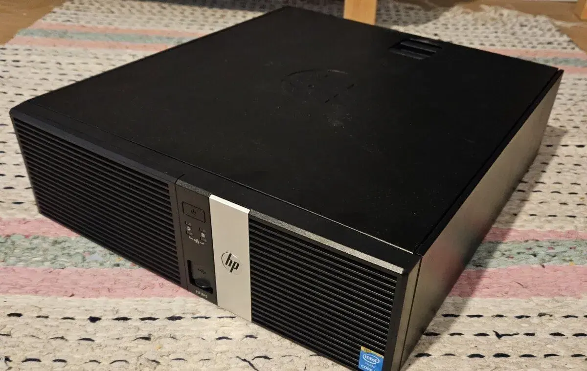HP RP5 stolní počítač (i5,16GB,SSD+HDD,W10)