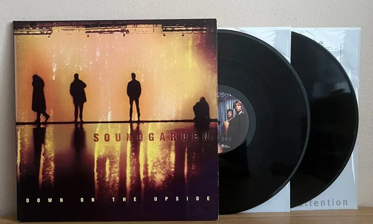 Soundgarden – Down On The Upside