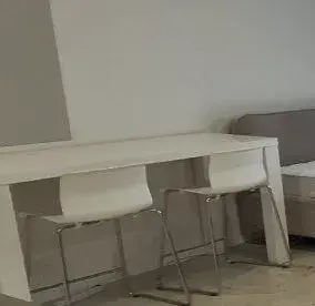 Bílý barový stůl plus 2 židle