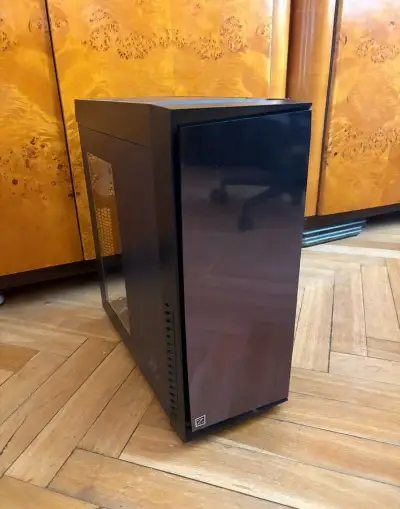 Počítačová skříň middletower Zalman R1
