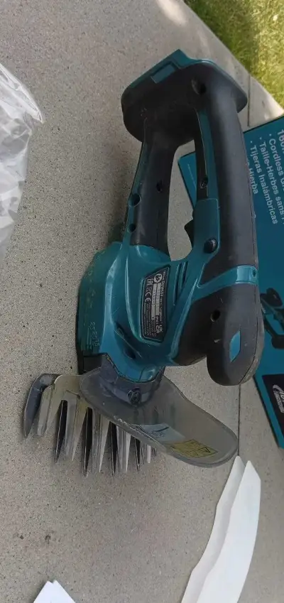Nůžky na živý plot a trávu Makita DUM604ZX