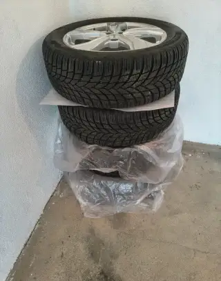 Zimní pneu 215/55 R 17 V