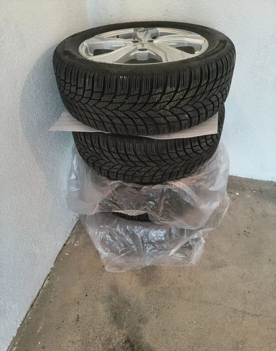 Zimní pneu 215/55 R 17 V