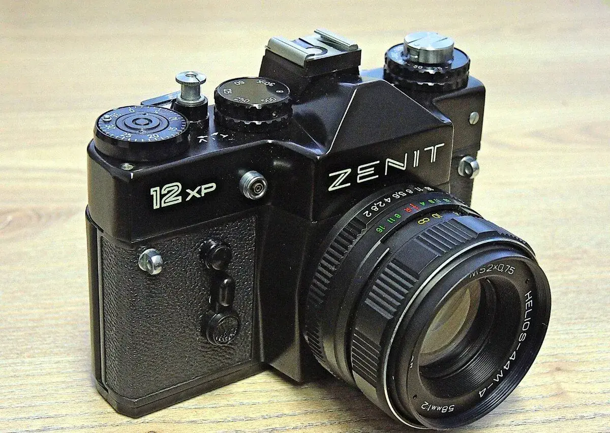 Kinofilmový Zenit 12 xp + Helios 44M-4