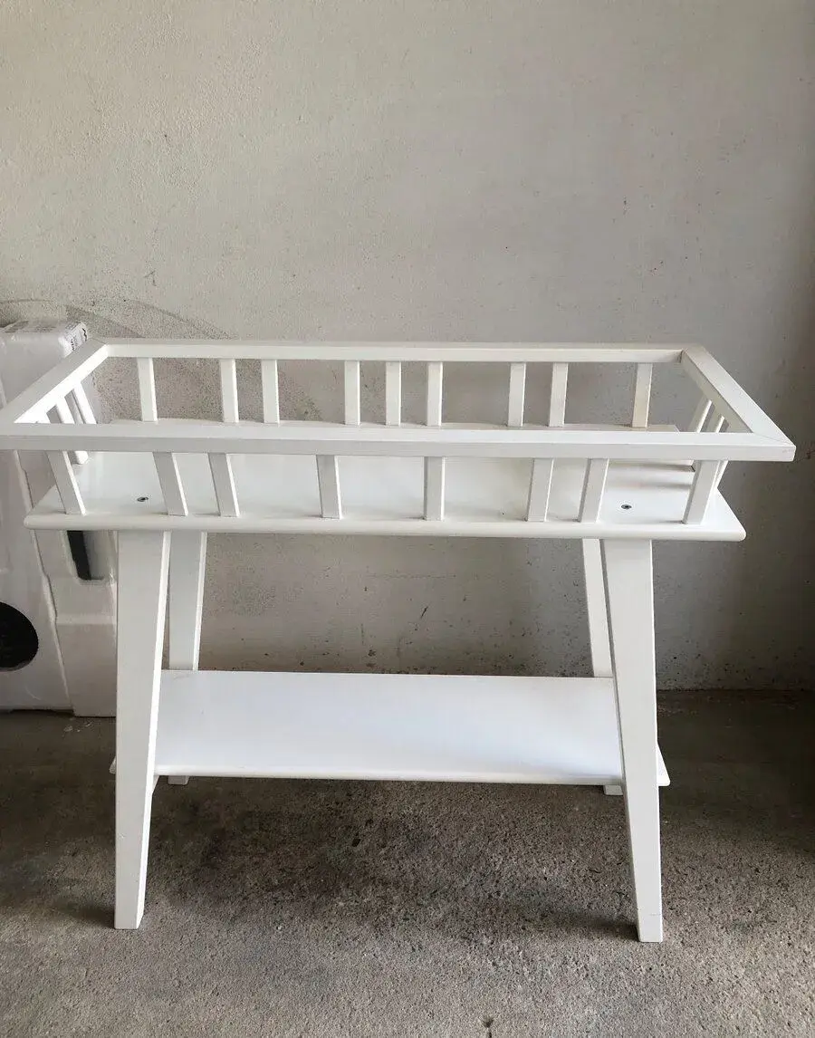 Bílý dřevěný stojan IKEA