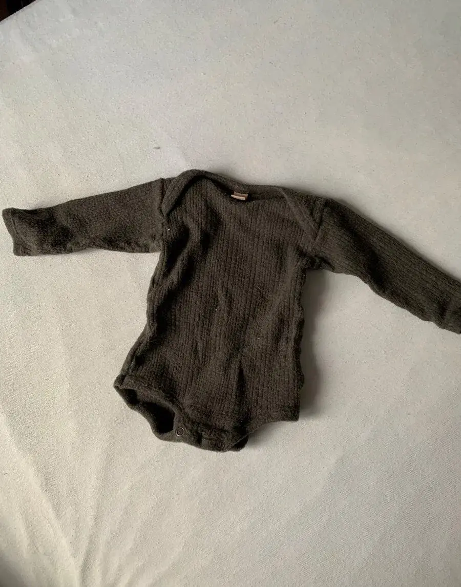 Hnědé vlněné body a čepička