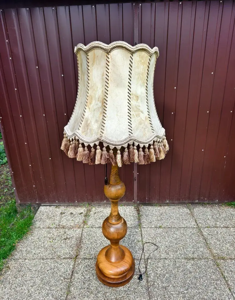 Krásná Velká starožitná lampa masiv