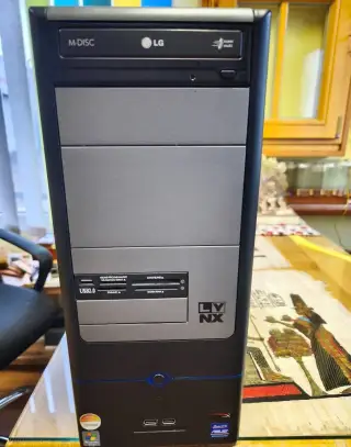 Skříň s DVD a čtečkou pamětových karet
