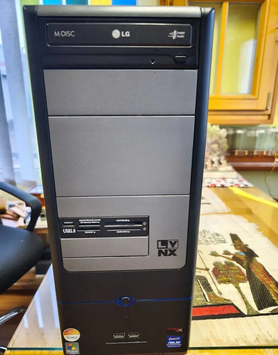 Skříň s DVD a čtečkou pamětových karet