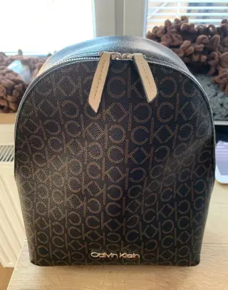 Dámský batoh Calvin Klein monogram hnědý