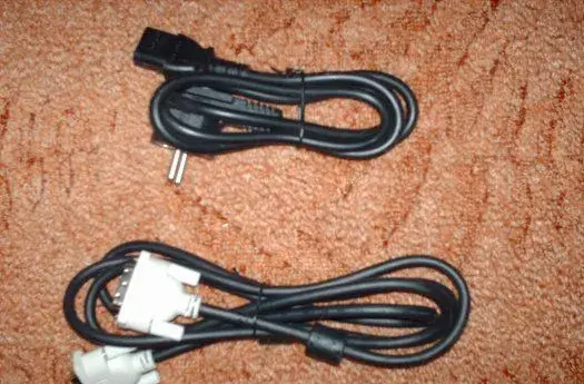 datový kabel k monitoru DVI + napájecí kabel