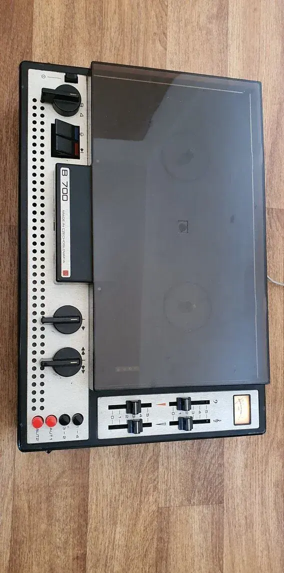 kotoučový (cívkový) magnetofon Tesla B700