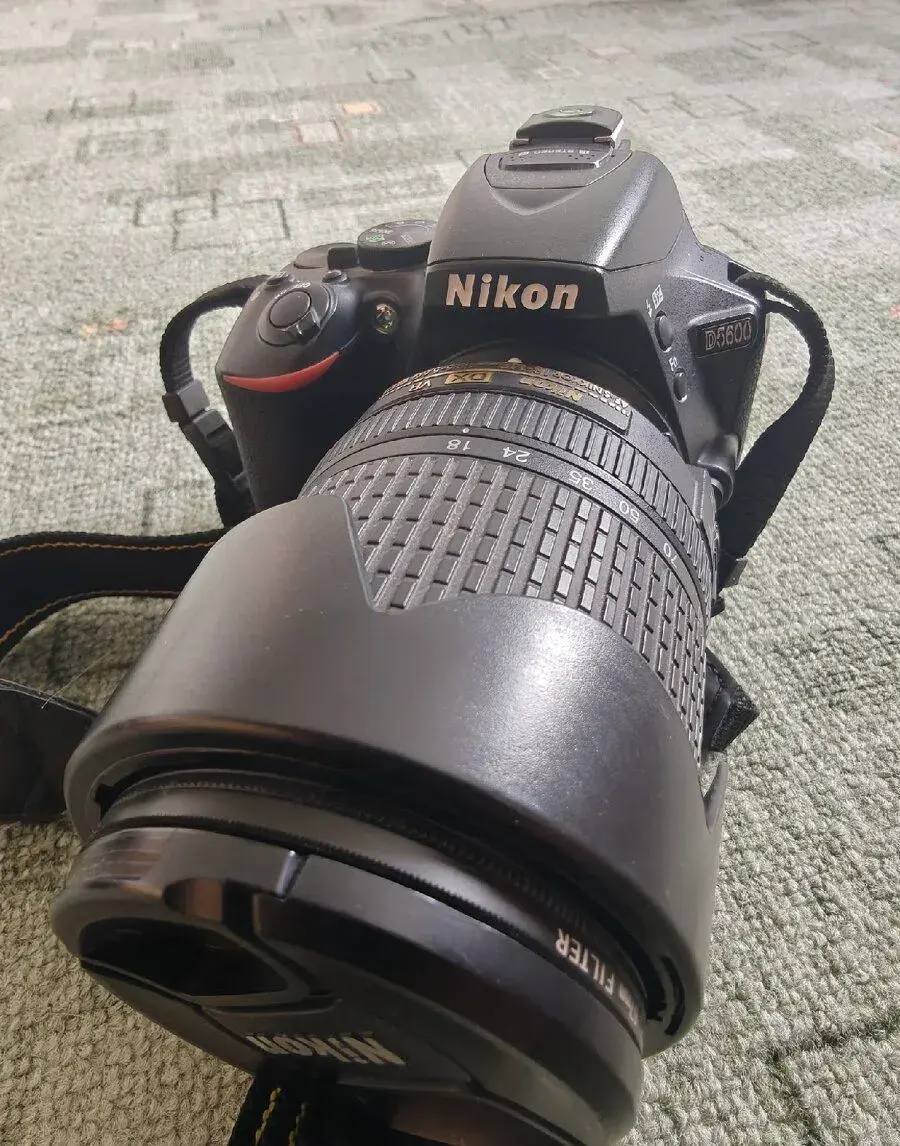 Nikon D5600, 3 objektivy, brašna příslušenství