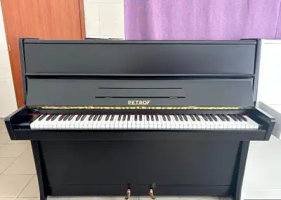 Klavír - české černé piano Petrof 002PC