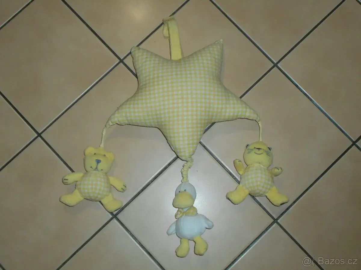 Hrací hvězdička na zavěšení pro miminko.