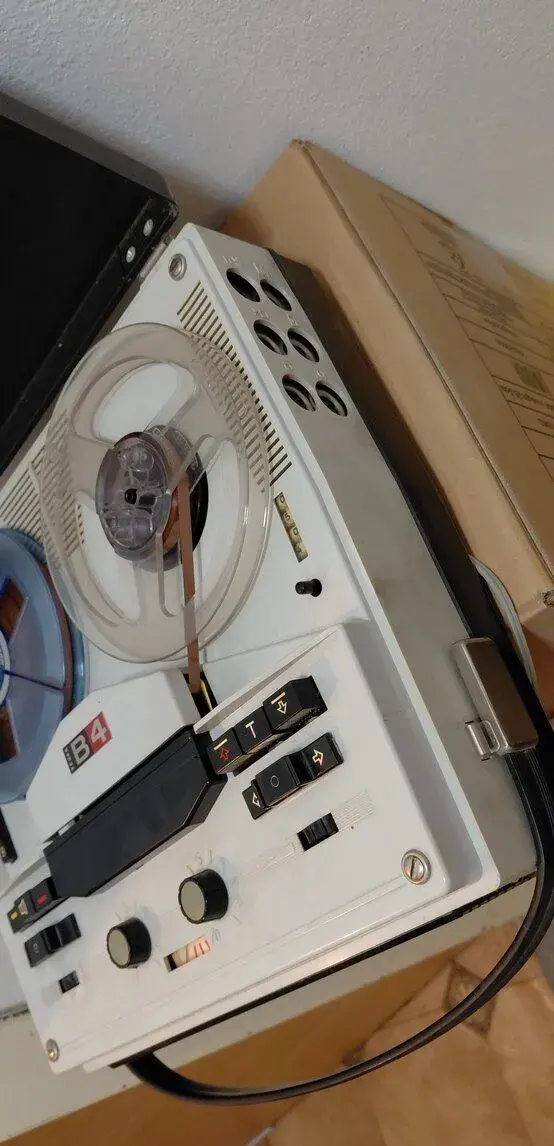 Magnetofon tesla b4. S páskou.potřebuje servísek.