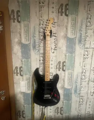 Squier Sonic Stratocaster HSS, černá
