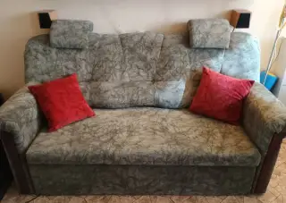 Trojmístný gauč