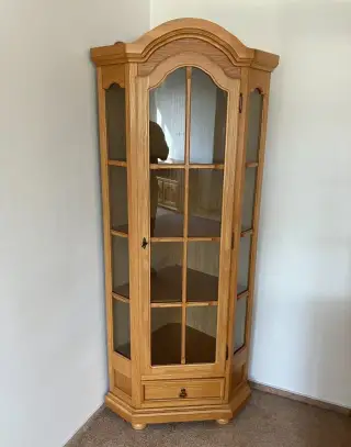 Dřevěný nábytek