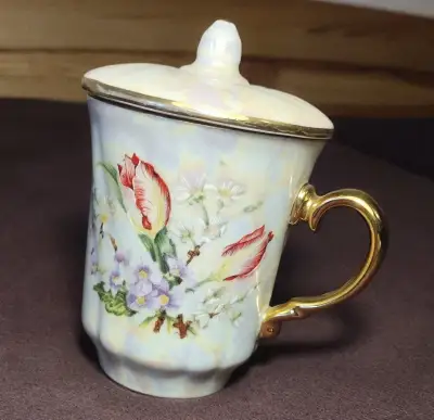 Hrneček s pokličkou značky Karlovarský porcelán Most