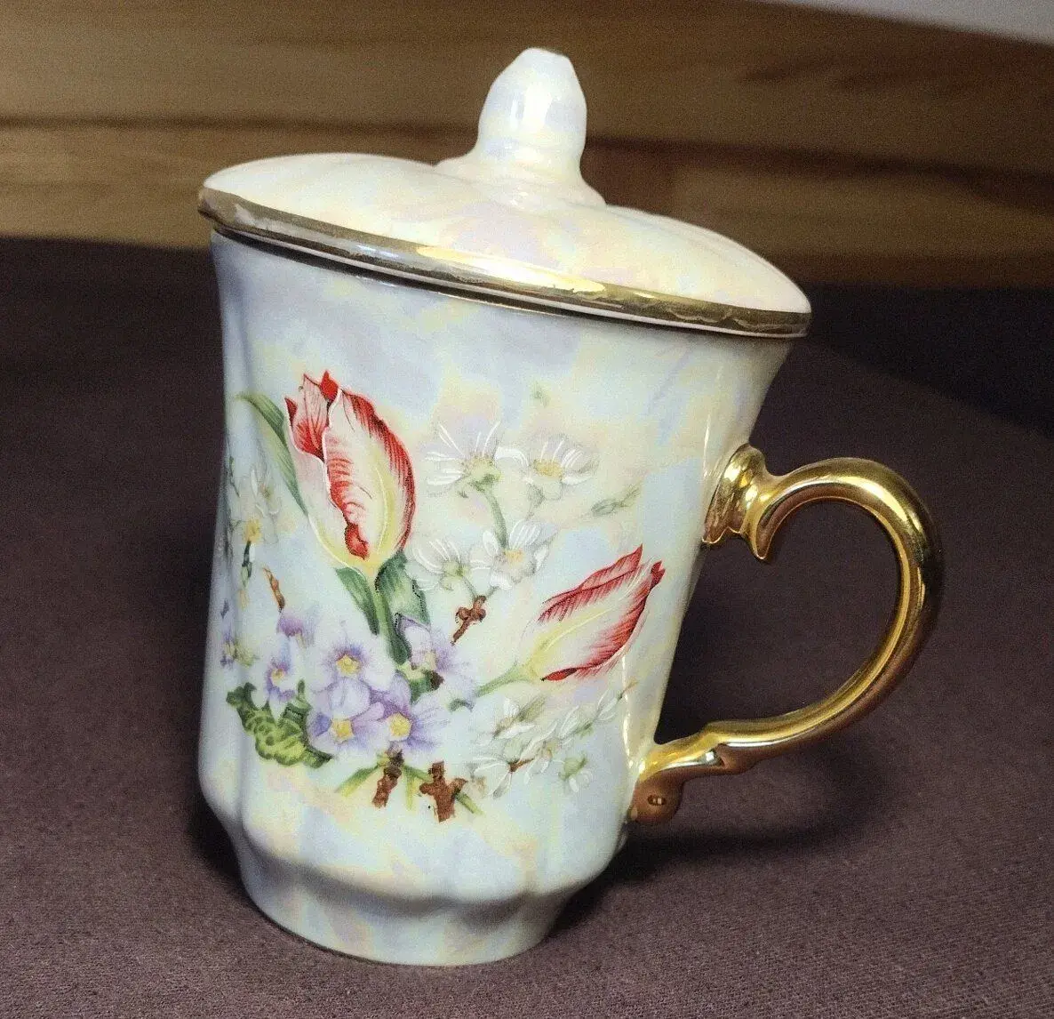 Hrneček s pokličkou značky Karlovarský porcelán Most