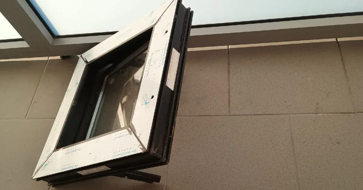 Plastove vyklopne okenko