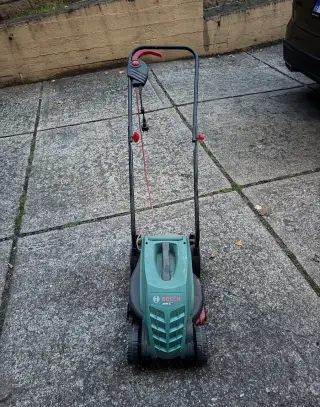 Bosch ARM 32 elektrická sekačka | 1200 W |