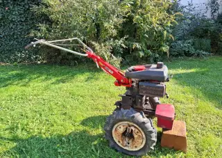 Malotraktor VARI systém s bohatým příslušenstvím