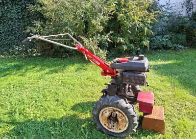 Malotraktor VARI systém s bohatým příslušenstvím