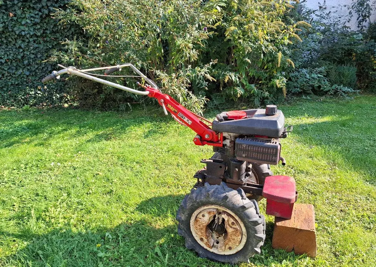 Malotraktor VARI systém s bohatým příslušenstvím