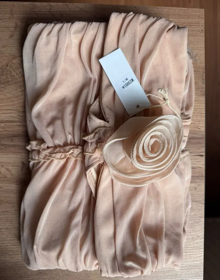 Erika Fashion – Béžové elegantní šaty RENERY s řasením a růž