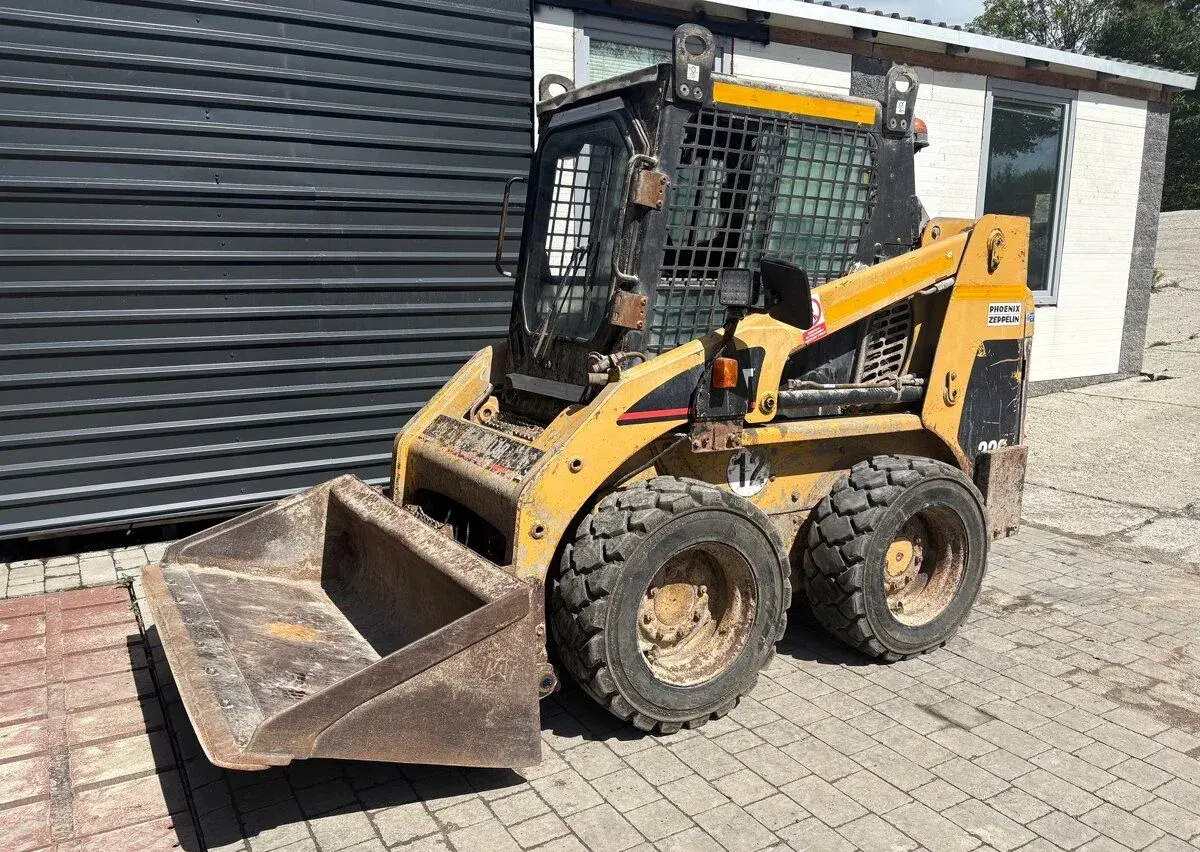 Smykový nakladač Cat 226